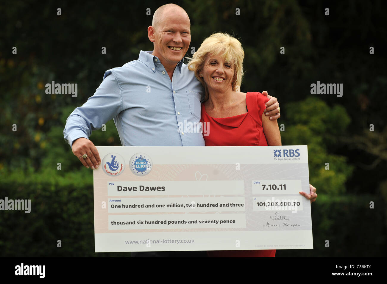 In milioni di euro i vincitori della lotteria, Dave e Angela Dawes celebrare vincendo £101 milioni in Bishop Stortford Hertfordshire. Foto Stock