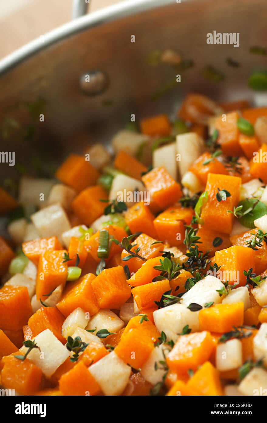 Ragù vegetale nel piatto di pesata in acciaio inox Foto Stock