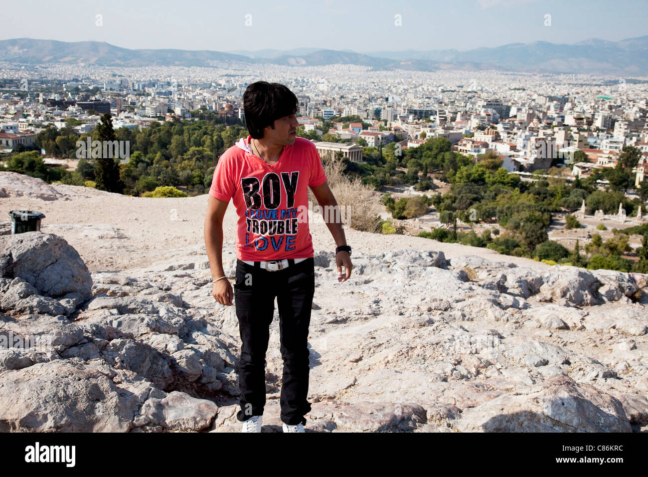 Il turista a godere la vista Dal areopago o Areios Pagos è il 'Rock di Ares', a nord-ovest di l'Acropoli di Atene. Foto Stock