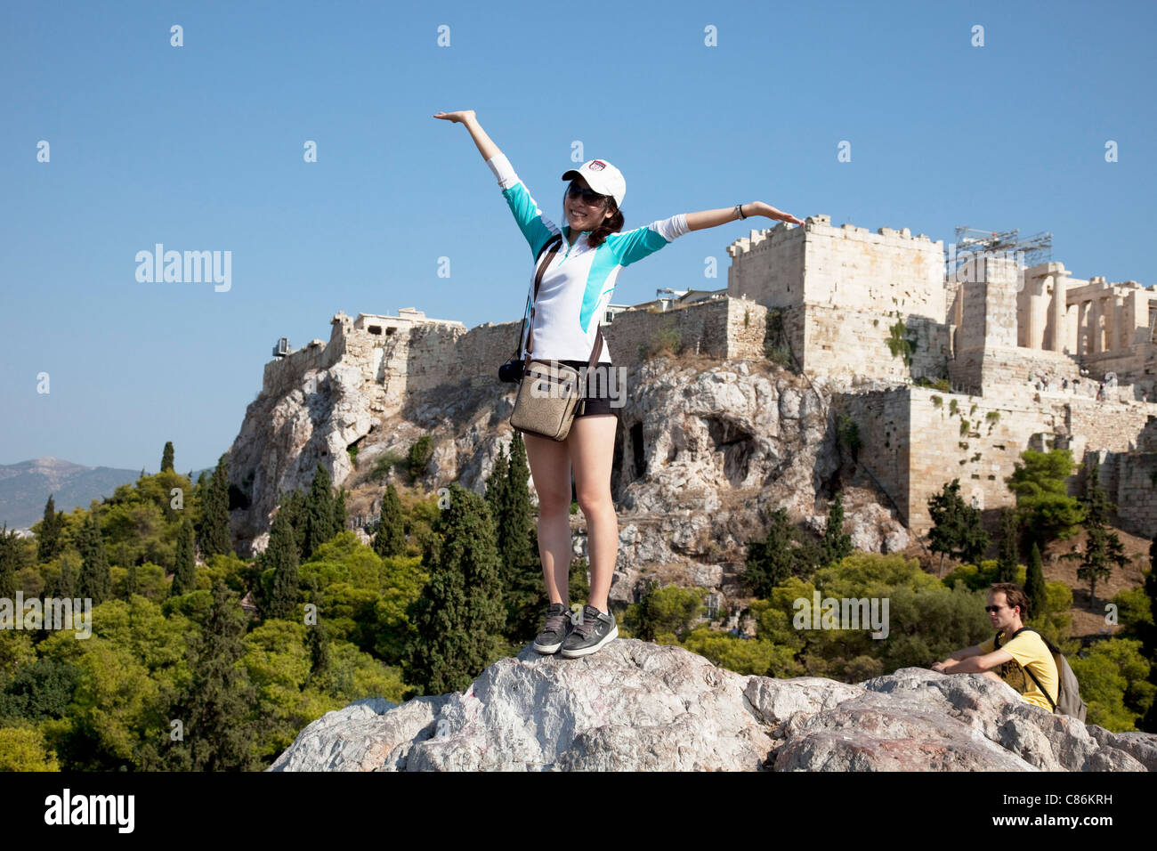 Il turista a godere la vista Dal areopago o Areios Pagos è il 'Rock di Ares', a nord-ovest di l'Acropoli di Atene. Foto Stock