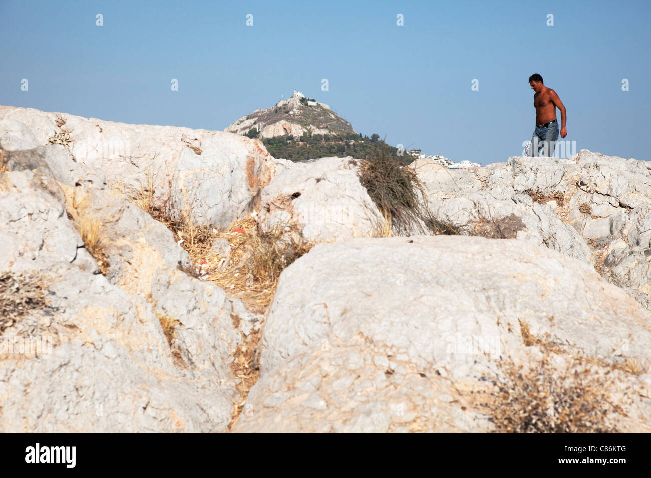 Il turista a godere la vista Dal areopago o Areios Pagos è il 'Rock di Ares', a nord-ovest di l'Acropoli di Atene. Foto Stock