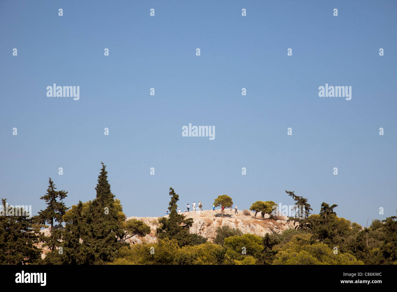 Il turista a godere la vista Dal areopago o Areios Pagos è il 'Rock di Ares', a nord-ovest di l'Acropoli di Atene. Foto Stock