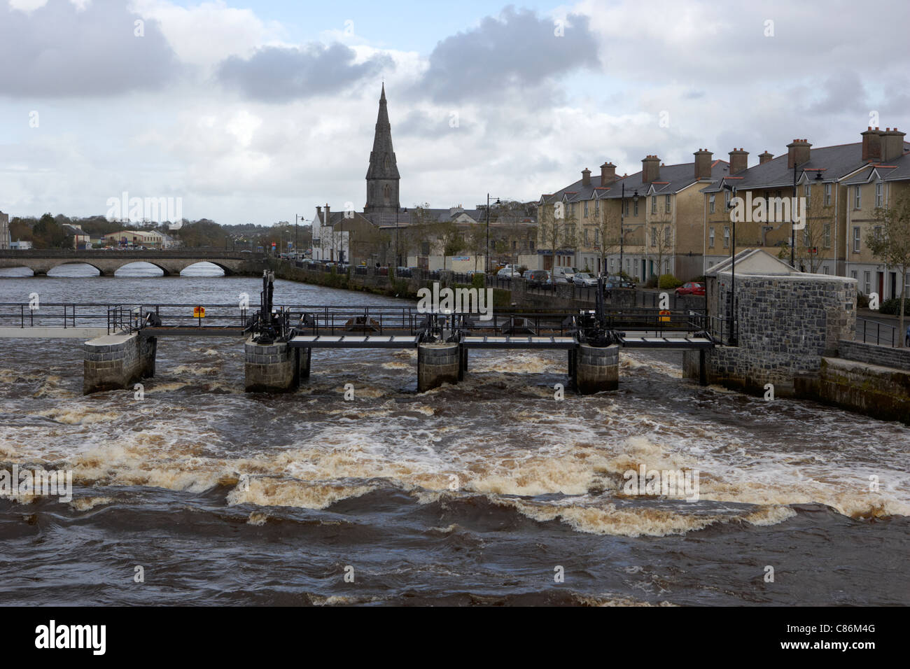 Cancelli di salmone al ridgepool weir sul fiume Moy che scorre attraverso il centro di Ballina contea di Mayo Repubblica di Irlanda Foto Stock