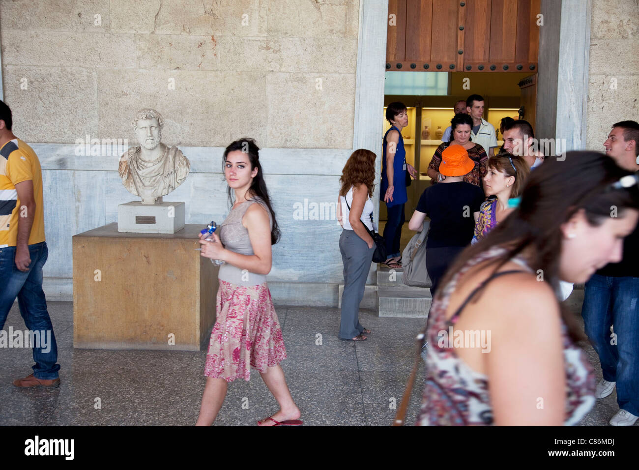 Antiche statue greche alla Stoa di
