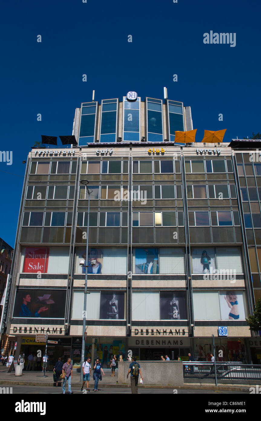 Debenhamns department store esterno Vaclavske namesti square Praga Repubblica Ceca Europa Foto Stock