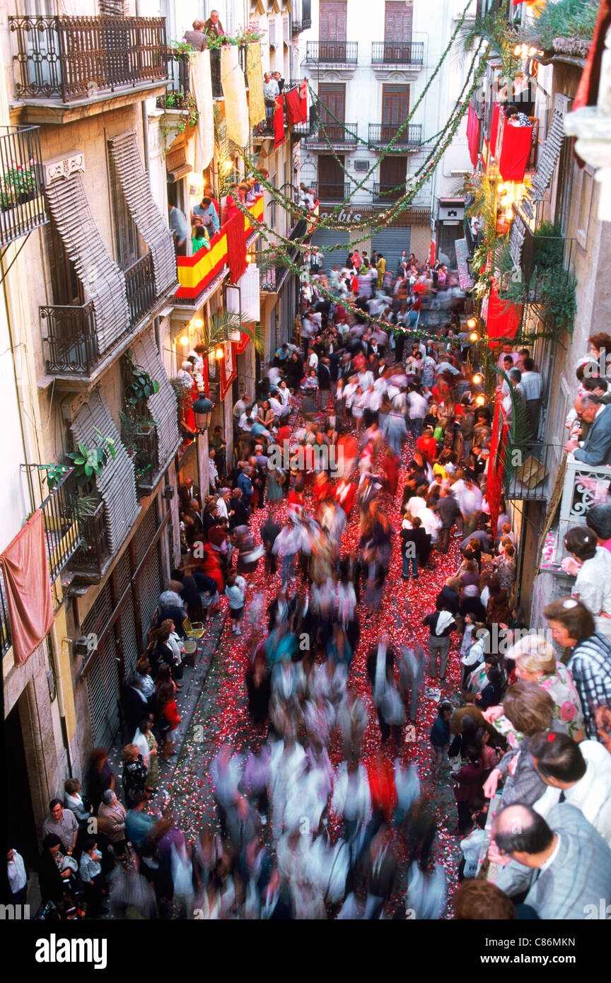 Corpus Christi celebrazioni con coriandoli cadere sulle strade di Valencia, Spagna Foto Stock