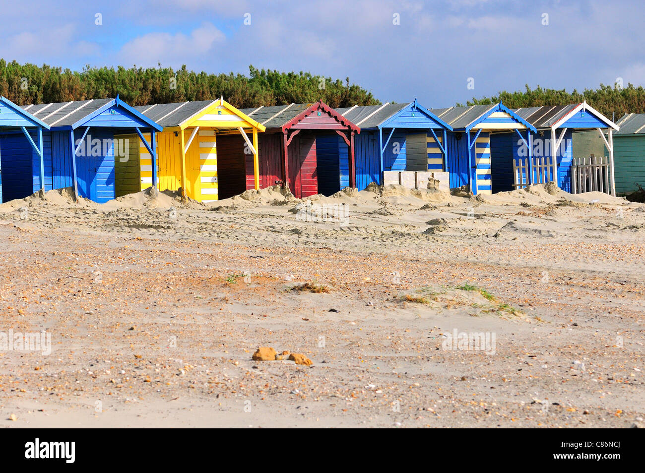 Pittoresca spiaggia di capanne sulla West Wittering Beach, West Wittering, vicino a Chichester, West Sussex, in Inghilterra, Regno Unito Foto Stock