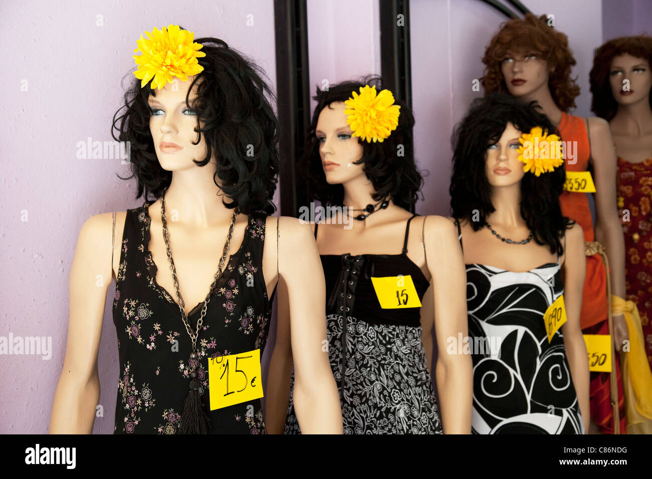 Finestra del negozio con manichini economici vendita di abbigliamento femminile. Atene, Grecia. Foto Stock