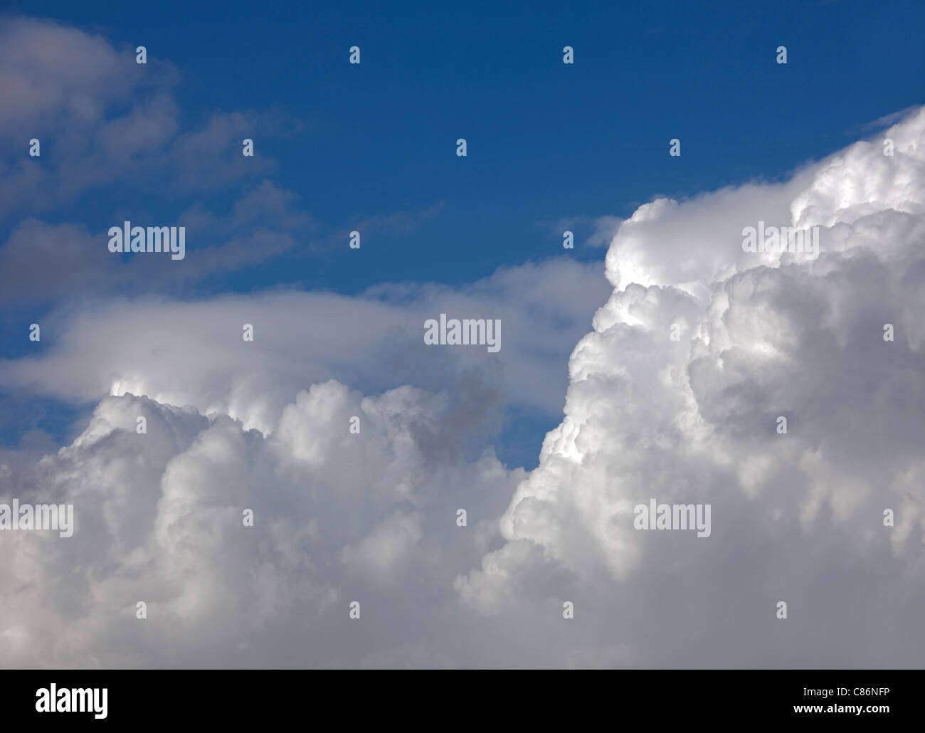 Il cielo blu con nuvole bianche Foto Stock