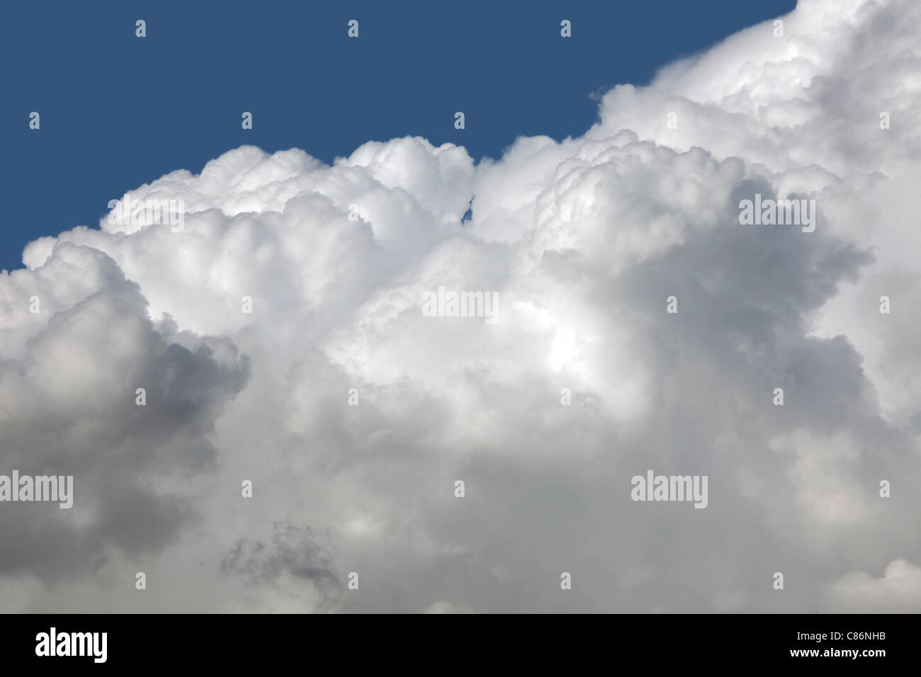 Il cielo blu con nuvole bianche Foto Stock