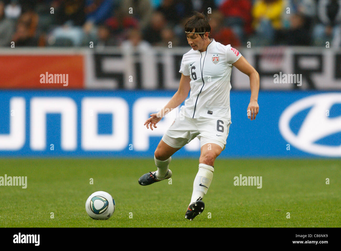 Amy LePeilbet degli Stati Uniti passa la palla durante una 2011 Coppa del Mondo Donne semifinale partita di calcio contro la Francia. Foto Stock
