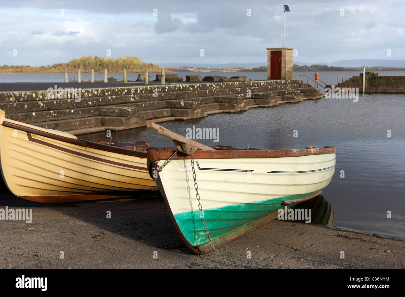 Fila di barche da pesca in abbazia gortnor porto gortnaraby del Lough Conn County Mayo Repubblica di Irlanda Foto Stock