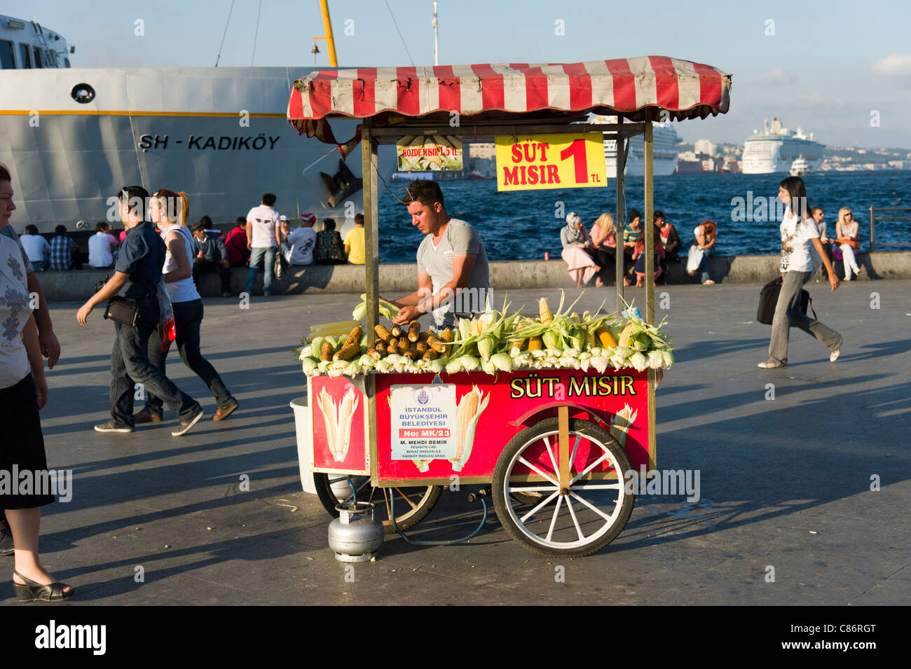 Sulla pannocchia di mais venditore ambulante sul lungomare nel quartiere Eminonu, Istanbul, Turchia Foto Stock