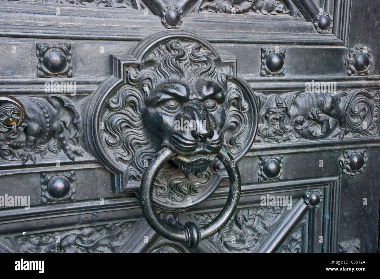 Metallo decorativo Lions Head porta respingente sul gotico della cattedrale di Colonia della Renania settentrionale-Vestfalia Germania Europa Foto Stock