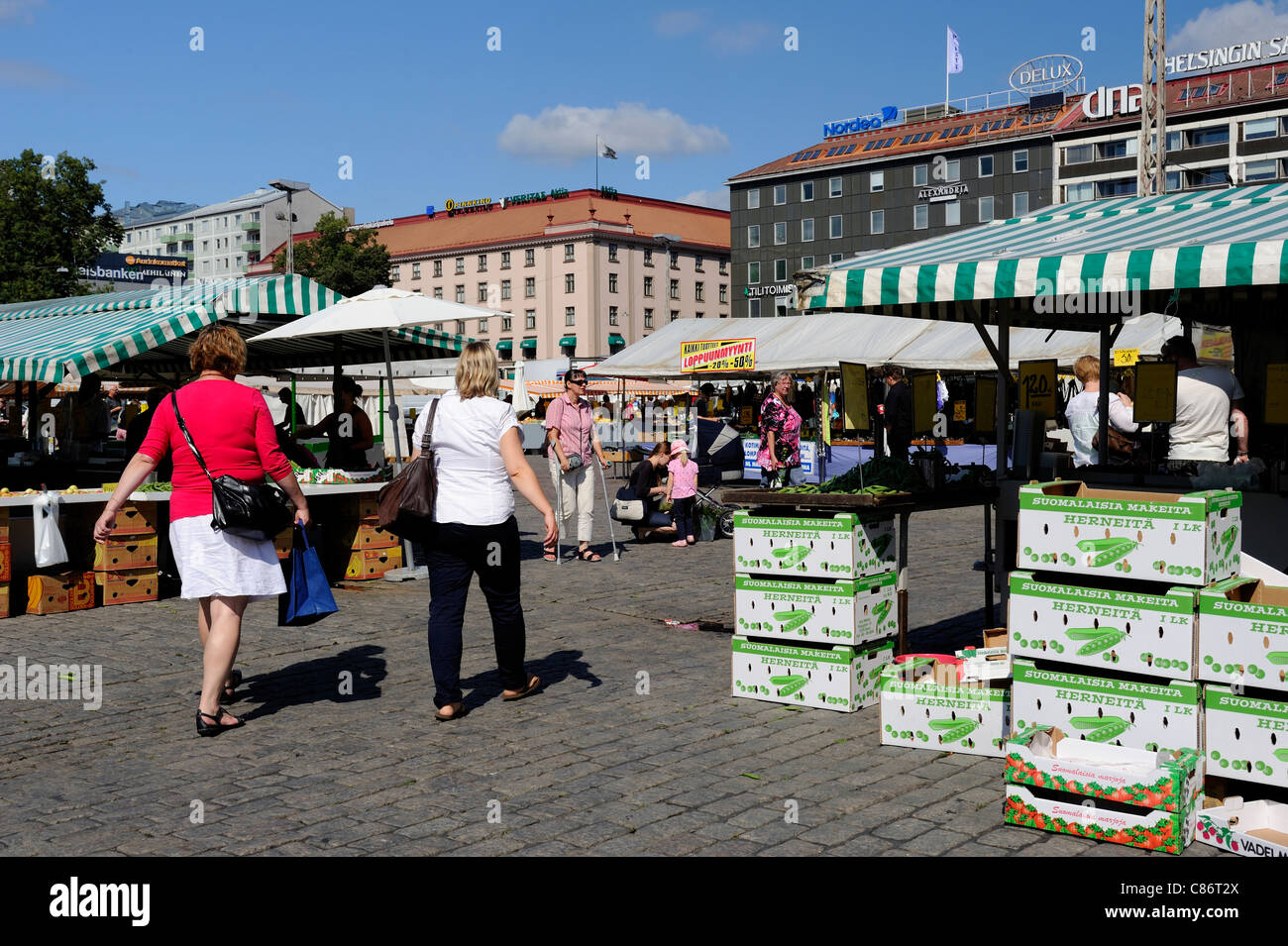 Una intensa giornata di mercato nella piazza del mercato della città di Turku. Gli ortaggi e la frutta si spegne sono pieni di prodotti freschi e del quadrato. Foto Stock