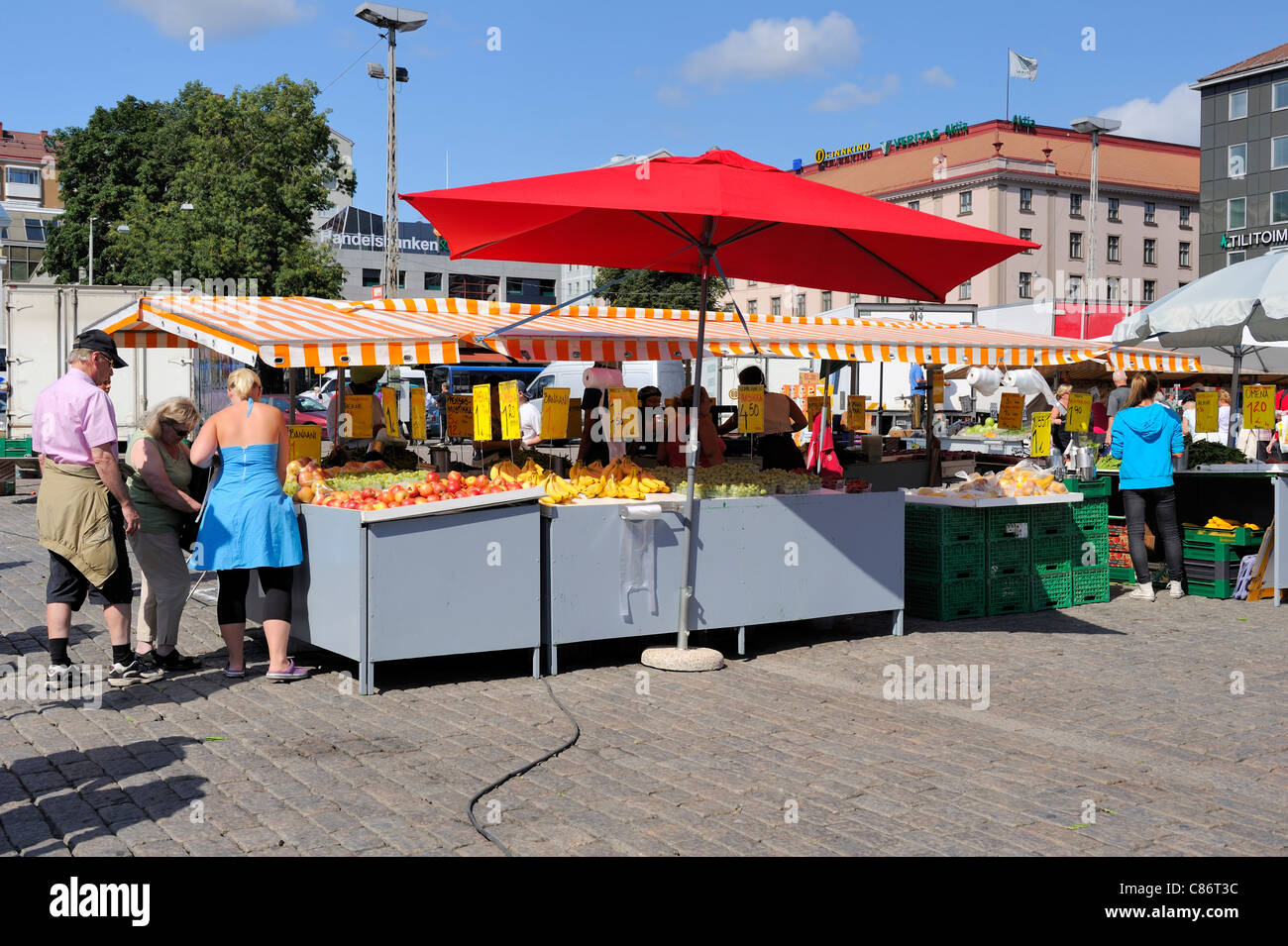 Una intensa giornata di mercato nella piazza del mercato della città di Turku. Gli ortaggi e la frutta si spegne sono pieni di prodotti freschi e del quadrato. Foto Stock