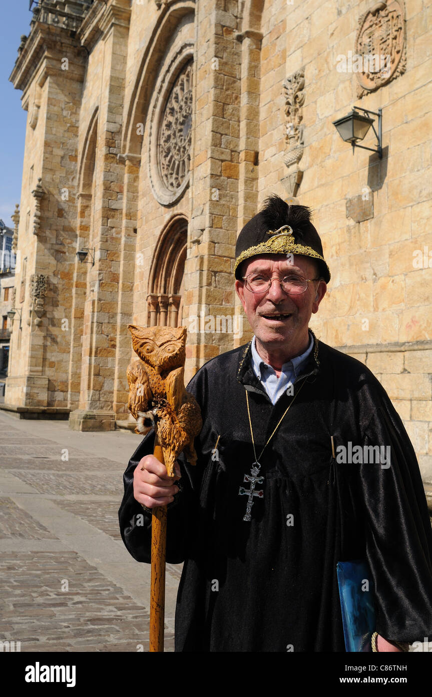 Uomo Vestito Da Mago Merlino Alvaro Cunqueiro Libro In Plaza De Espana Mondonedo Galiza Spagna Foto Stock Alamy