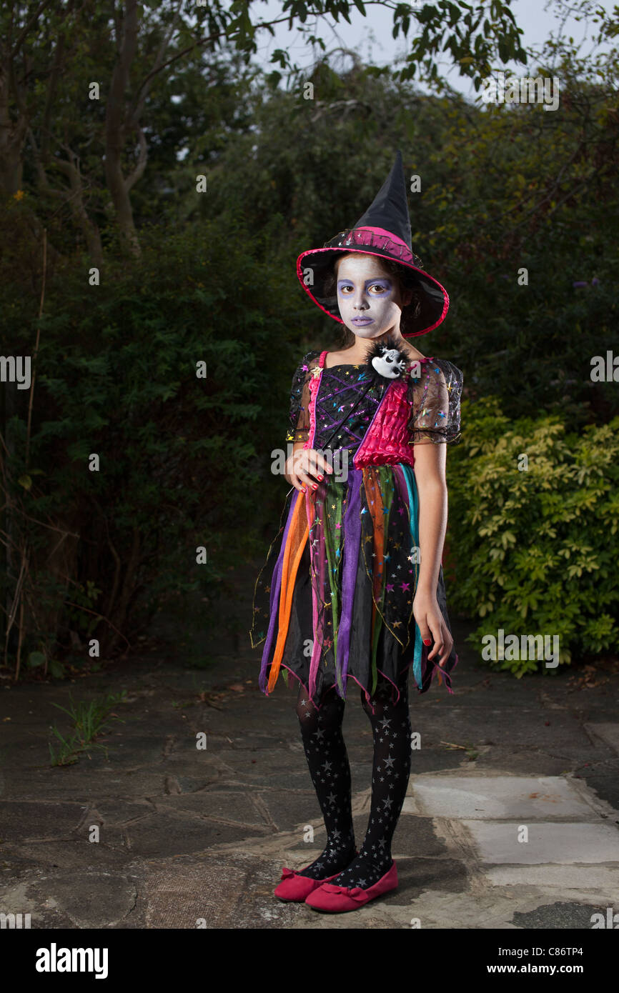 Strega dei vestiti della ragazza di infanzia di halloween di 9 anni  immagini e fotografie stock ad alta risoluzione - Alamy