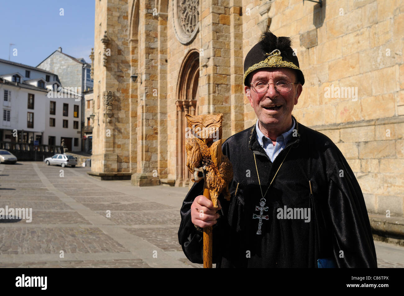 Uomo vestito da Mago Merlino ( Alvaro Cunqueiro libro) in ' Plaza de España ' MONDOÑEDO . Galiza . Spagna Foto Stock