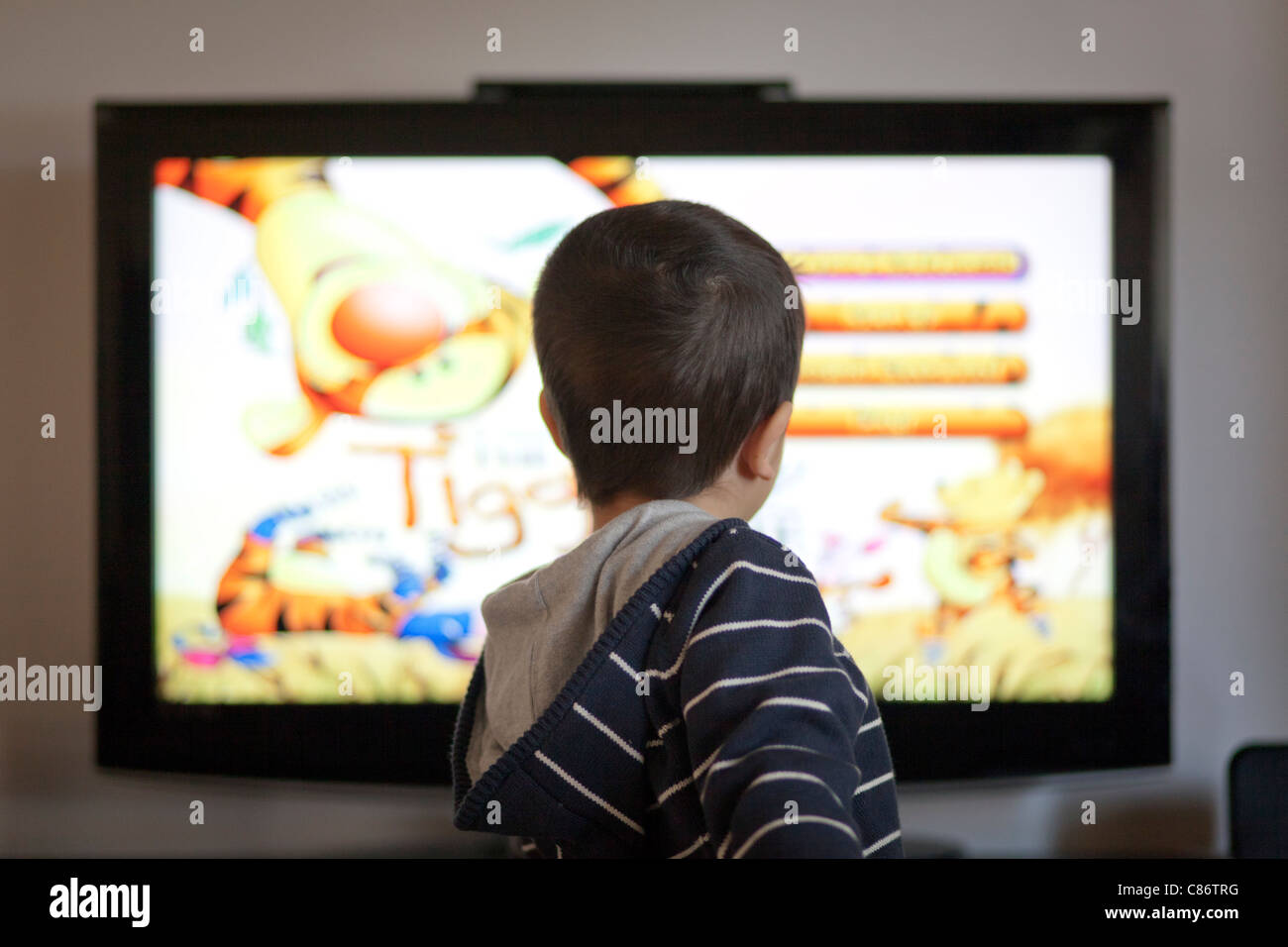 4 anno vecchio ragazzo guardando cartoni animati in TV Foto Stock