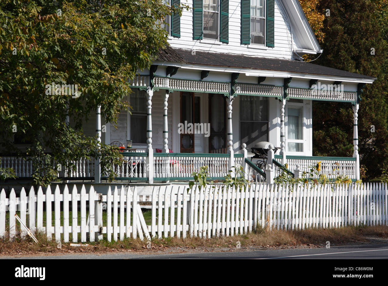 Casa con white Picket Fence, Lyme, New Hampshire, STATI UNITI D'AMERICA Foto Stock