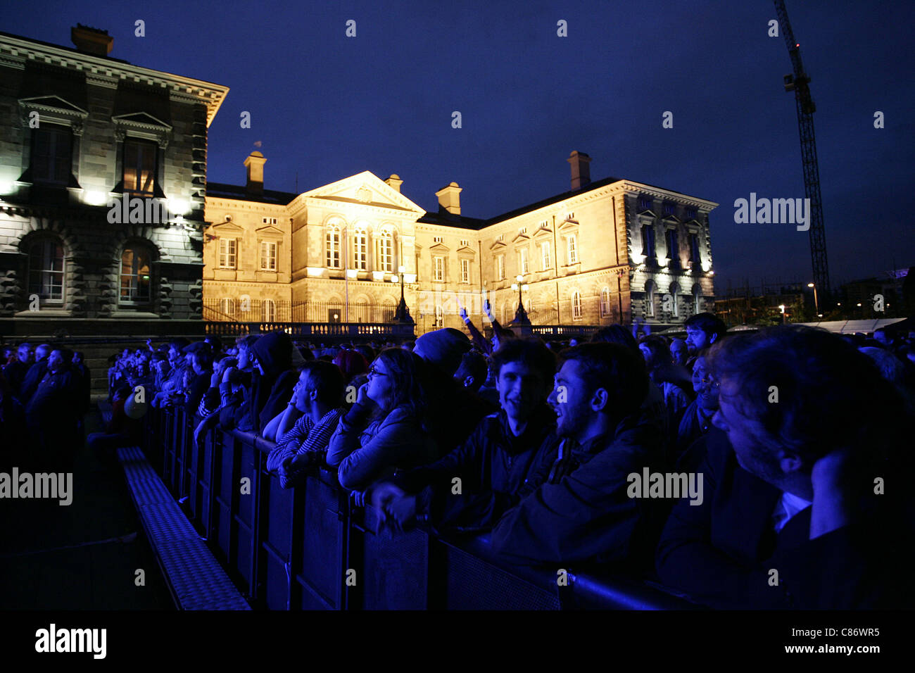 BELFAST, Regno Unito - 11 agosto: atmosfera al giorno uno di Belsonic di Custom House Square il 11 agosto 2008 a Belfast, Irlanda del Nord. Foto Stock