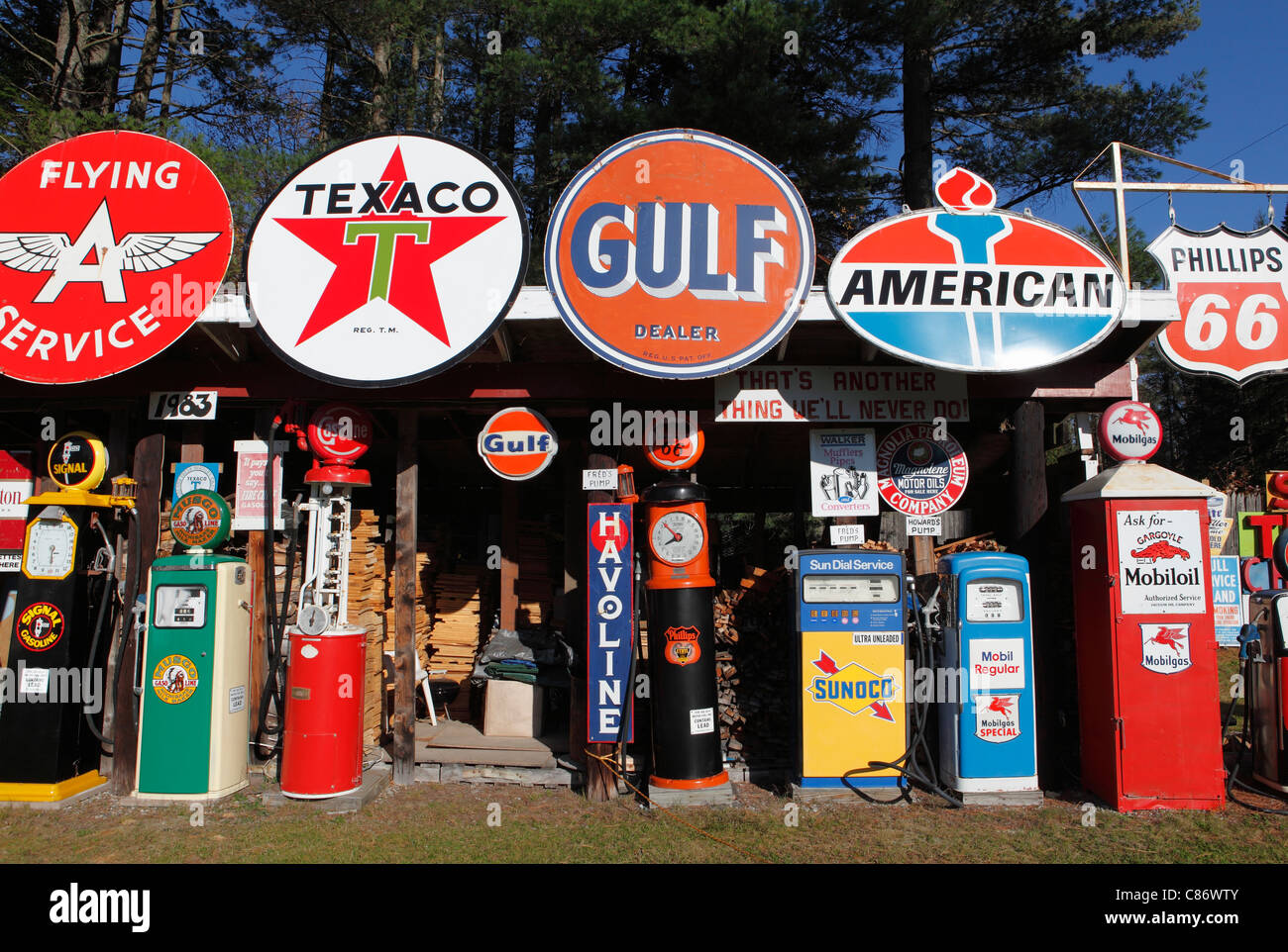Classica stazione di riempimento i segni, i logo e le pompe sul display mediante un collettore in New Hampshire Foto Stock