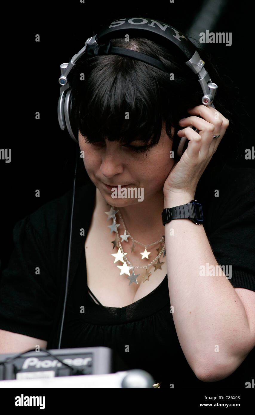 BELFAST, Regno Unito - 15 agosto: Tanya Mellotte di Skibunny DJ suona al giorno 3 di Belsonic di Custom House Square, Belfast, Irlanda del Nord, 15 agosto 2008 Foto Stock