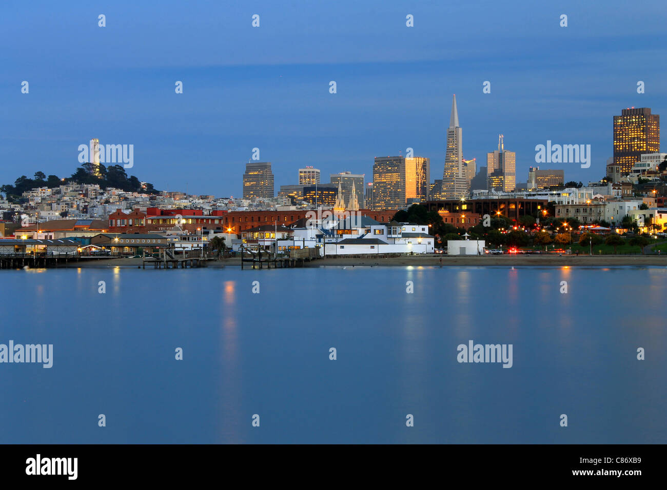 Skyline di San Francisco con mirroring in un mare piatto Foto Stock