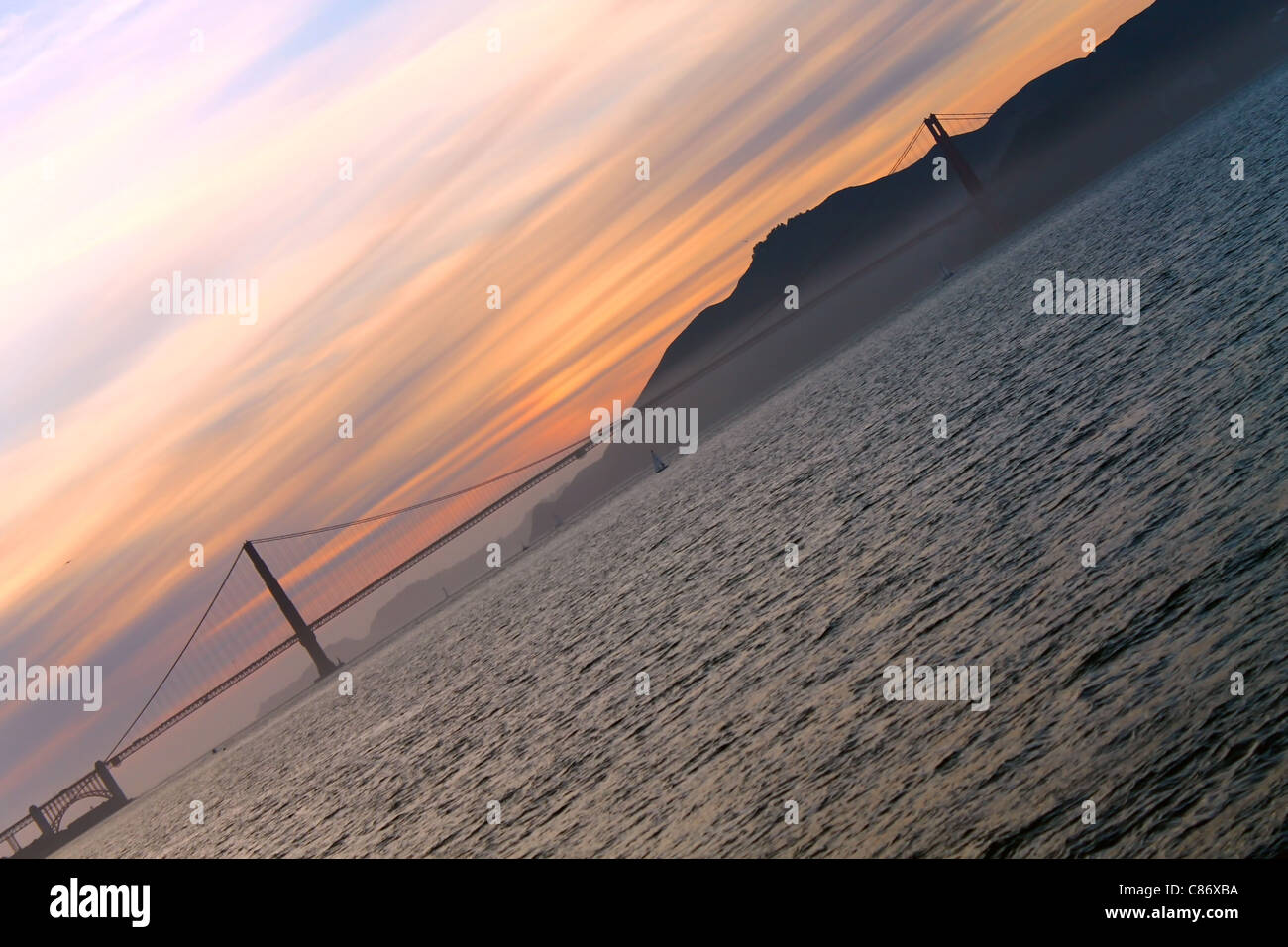 I colori del tramonto dietro il Golden Gate briddge Foto Stock