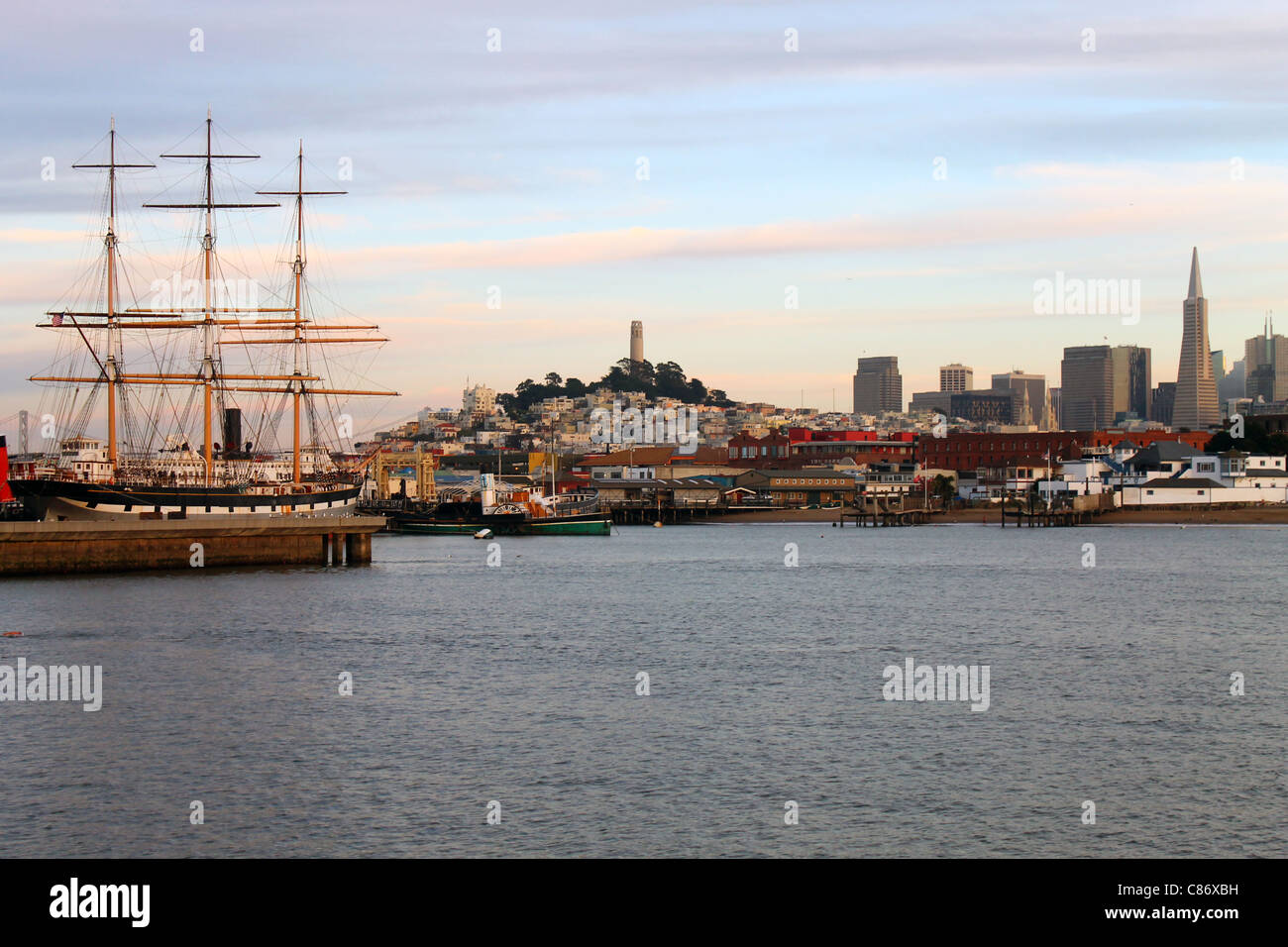 La nave per la città Foto Stock