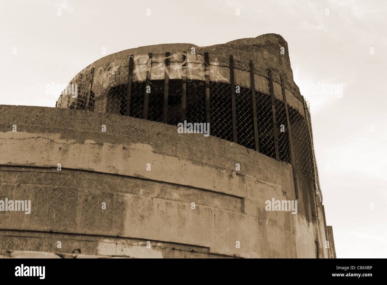 Un vecchio e ruggine punto di vista su un molo Foto Stock