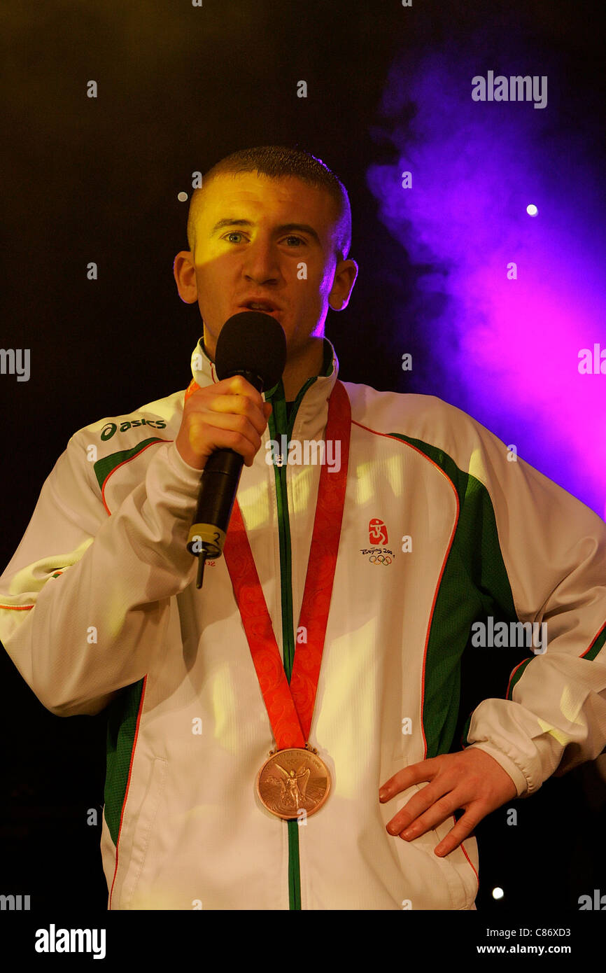 BELFAST, Regno Unito - 18 novembre: Team Irlanda olimpico medaglia di bronzo vincitore Paddy Barnes assiste il contattore luci sulla cerimonia di Belfast le luci di Natale a Belfast City Hall nel novembre 18, 2008 a Belfast, Irlanda del Nord Foto Stock
