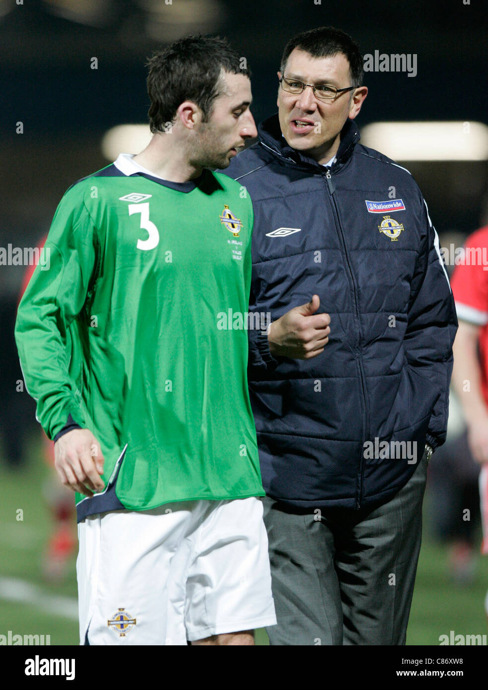Irlanda del Nord Tony Capaldi (3) parla con il manager Lawrie Sanchez a metà tempo. Irlanda del Nord e il Galles ha attirato 0-0 in questo amichevole. Irlanda del Nord Galles v amichevole internazionale, Windsor Park, Belfast, 6 febbraio 2007 Foto Stock