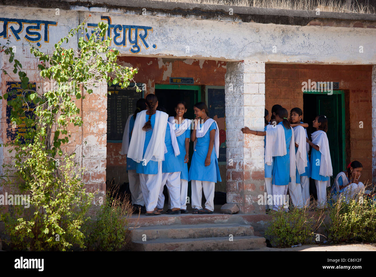 Indiano scolari indù nello stato scuola presso il villaggio Kaparda nel Rajasthan, India settentrionale Foto Stock