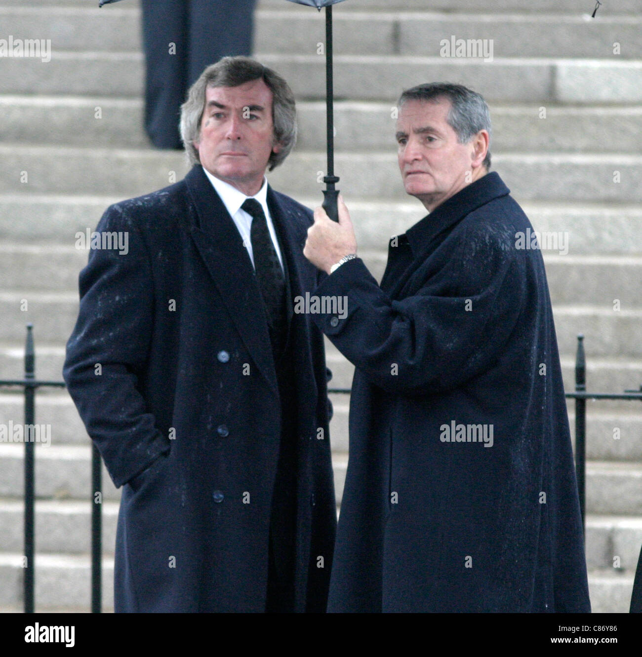 Ex Irlanda del Nord di calcio internazionale player Pat Jennings e della Scozia Frank McLintock a George Best i funerali, Stormont gli edifici del Parlamento europeo, Belfast, Irlanda del Nord Foto Stock