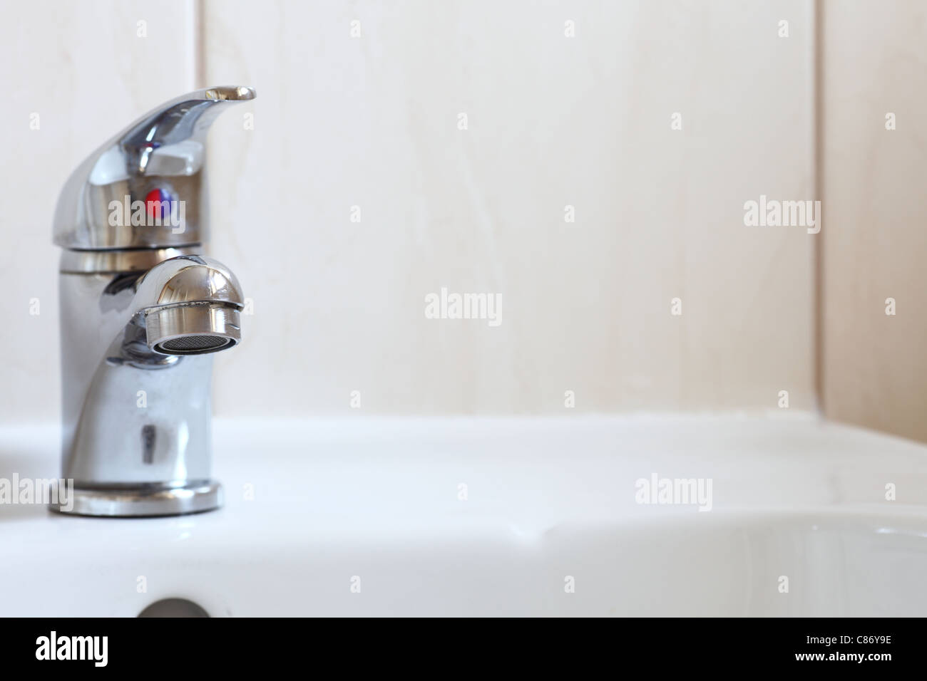 Bagno interno bianco con lavello e rubinetto - rubinetto miscelatore Foto Stock