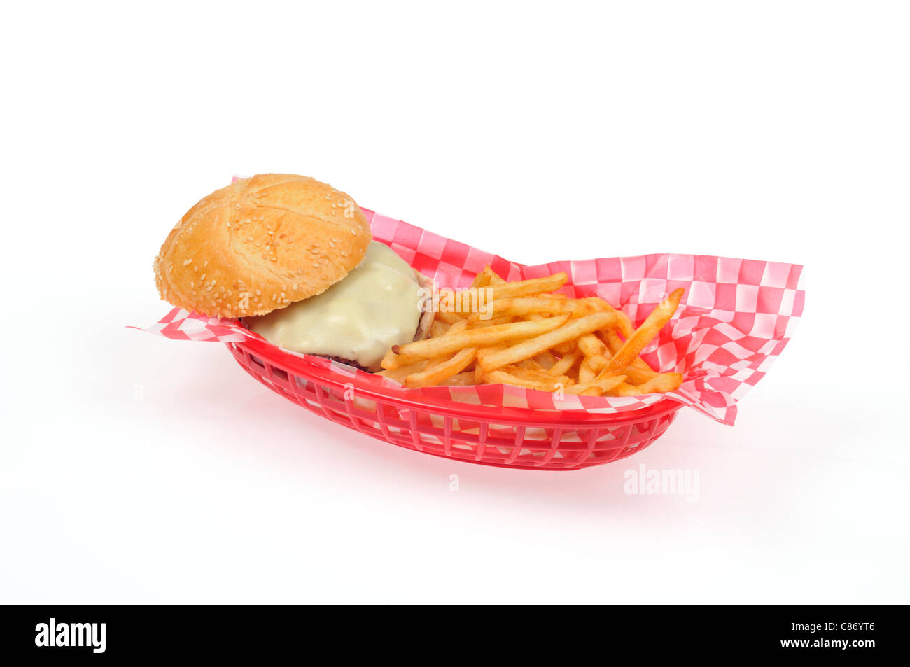 Cheeseburger con patatine fritte in un rosso in plastica cestello retrò su sfondo bianco, tagliato fuori. Stati Uniti d'America Foto Stock