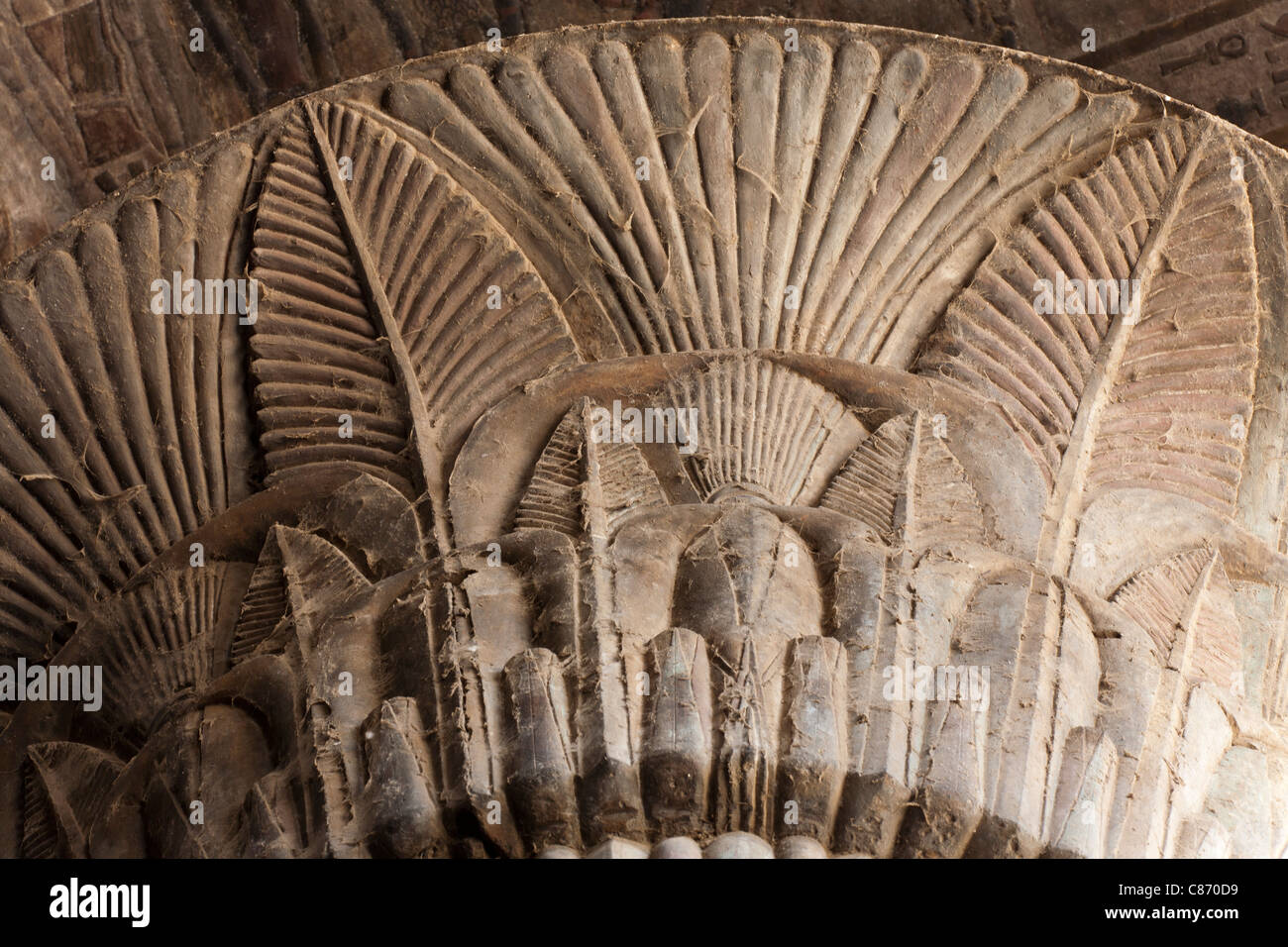 Capitale di colonna e soffitto astrologico entro il Hypostyle Hall all'epoca tolemaica Tempio Romano di Khnum a Esna, Egitto Foto Stock