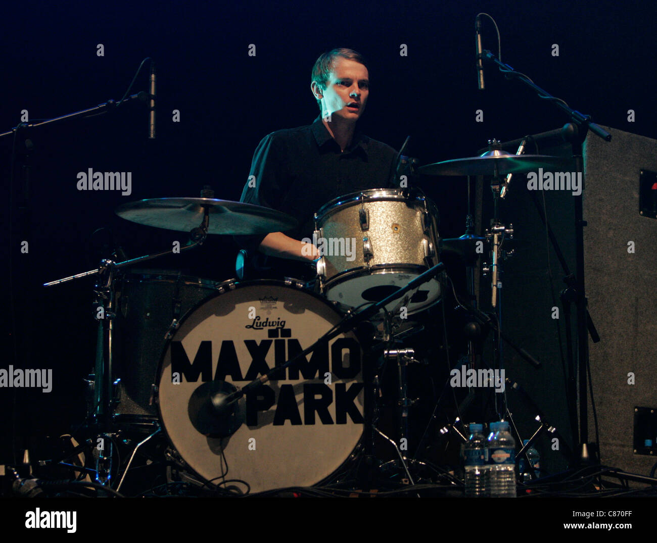 Tom inglese con Maximo Park esegue sul palco del NME Brat Pack Awards Tour, Ulster Hall di Belfast, Irlanda del Nord. Foto Stock