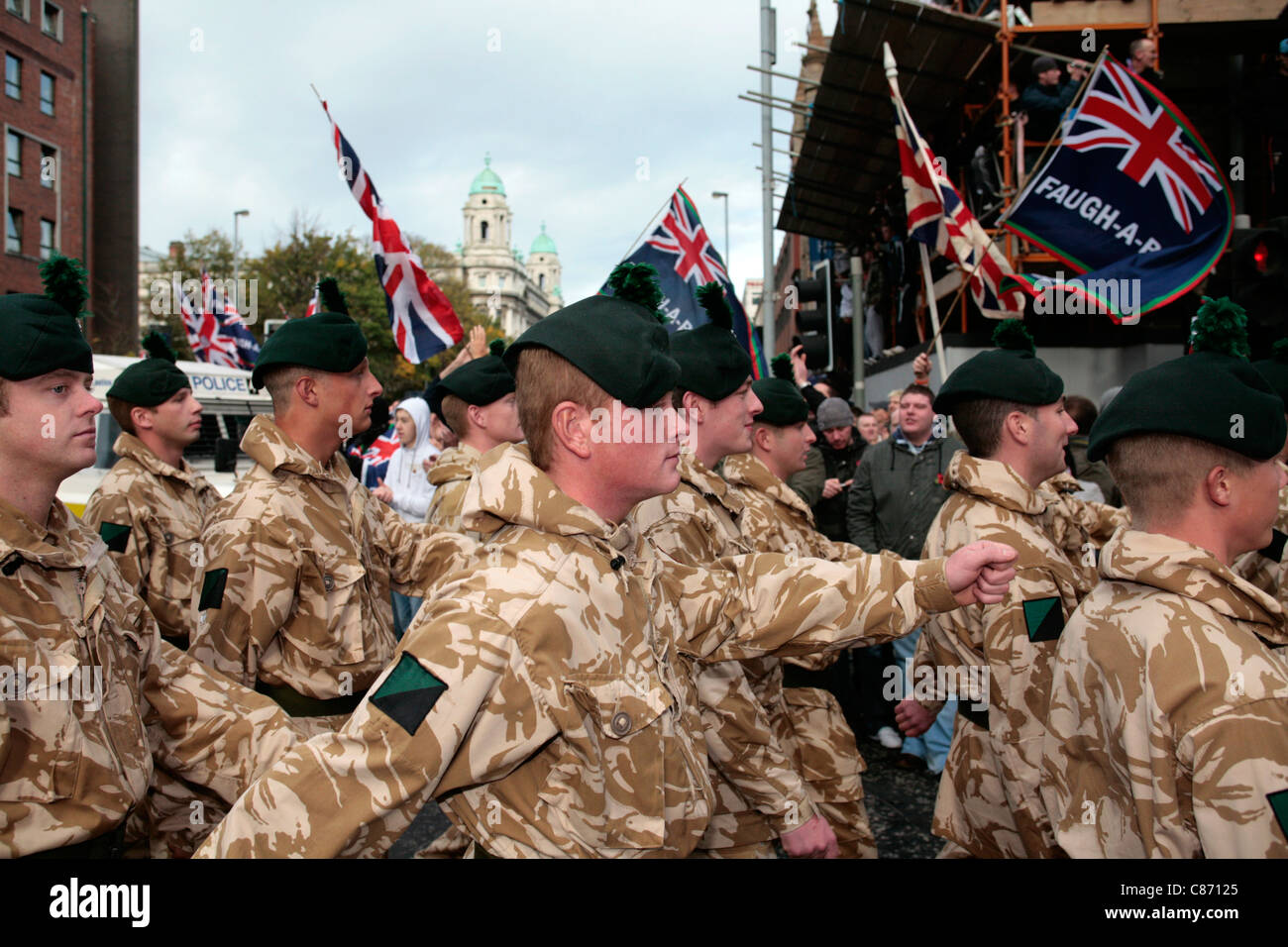 Royal Irish Regiment soldati a piedi passato sostenitori lealisti presso il Royal Irish Regiment RIR Homecoming Parade a Belfast il 02 settembre 2008 a Belfast, Irlanda del Nord. La parata, che è passato in modo relativamente pacifico, era per le truppe di ritorno da Iraq e Afghanistan. Foto Stock