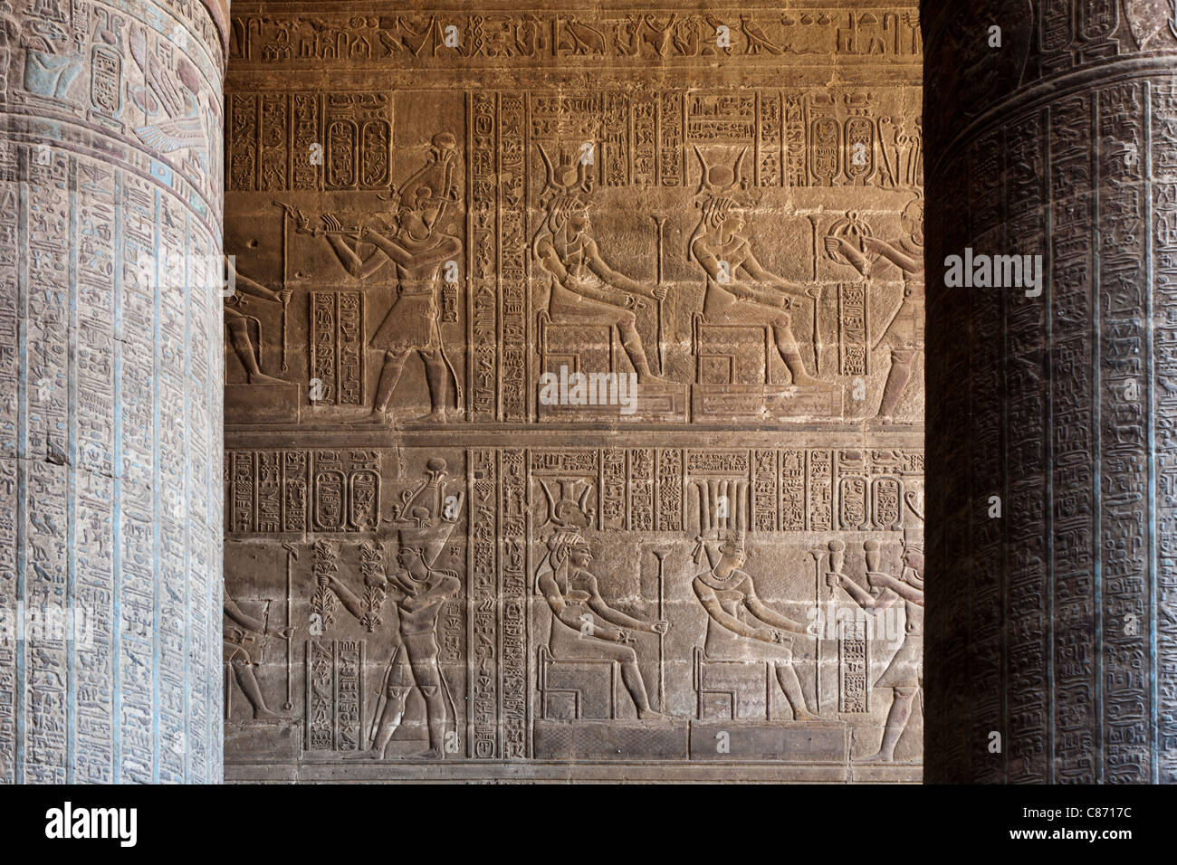 Colonne e pareti con rilievi entro il Hypostyle Hall all'epoca tolemaica Tempio Romano di Khnum a Esna, Egitto Foto Stock