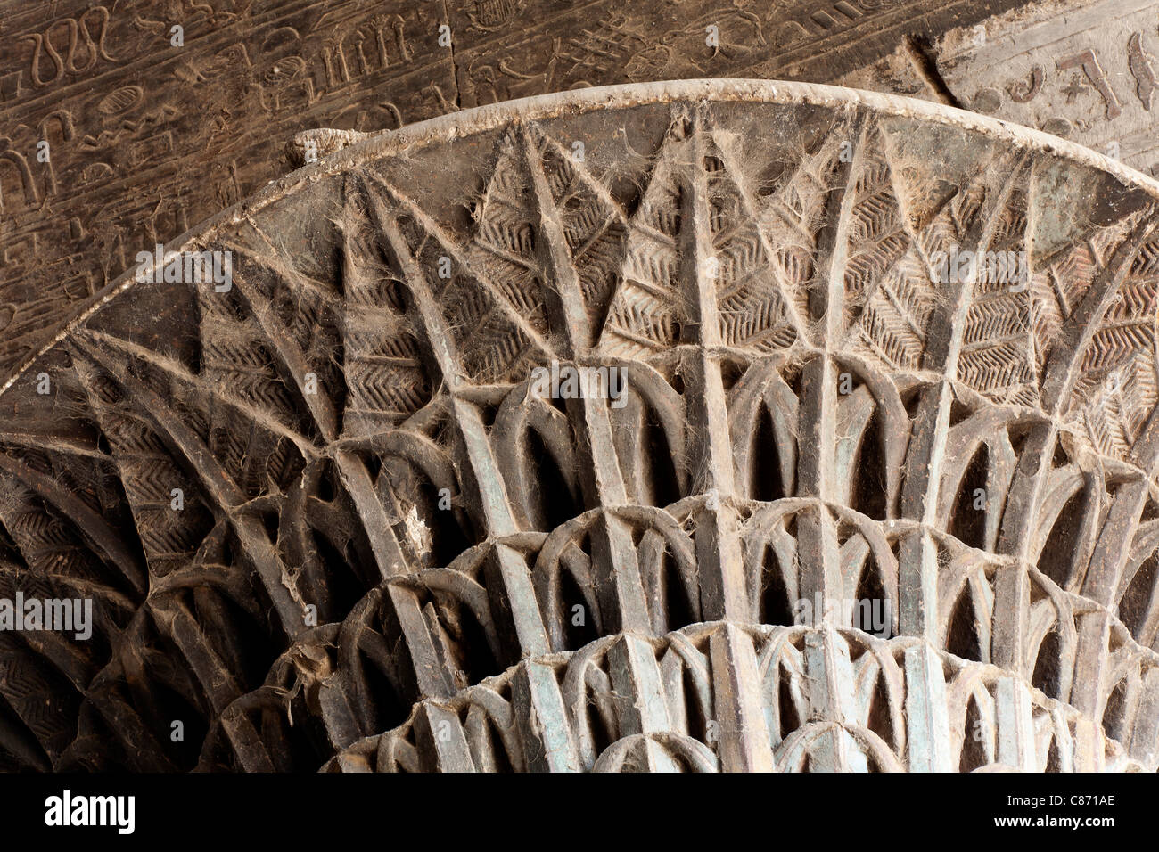 La colonna dei capitali entro il Hypostyle Hall all'epoca tolemaica Tempio Romano di Khnum a Esna, Egitto Foto Stock