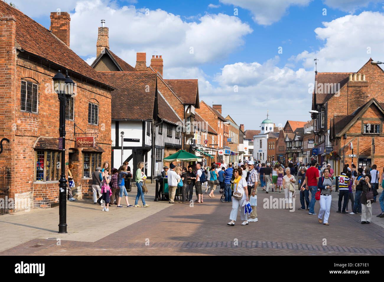 Negozi di Henley Street nel centro storico, Stratford-upon-Avon, Warwickshire, Inghilterra, Regno Unito Foto Stock