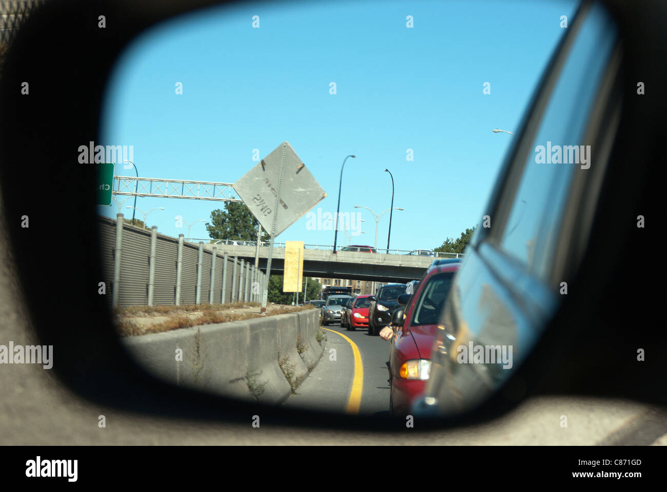 Il traffico di automobili riflettendo a specchio laterale sulla autostrada Decarie, Montreal, Quebec Foto Stock