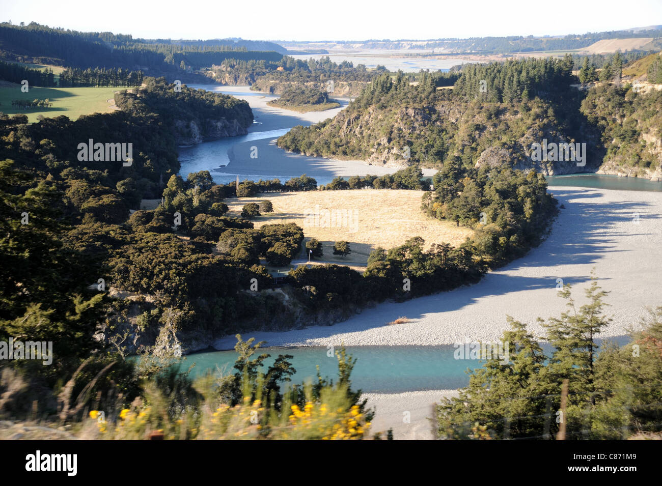 Il fiume Waimakariri in Maori - 'acqua fredda' fluisce attraverso le valli come teste a est fino a inserire l'Oceano Pacifico Foto Stock