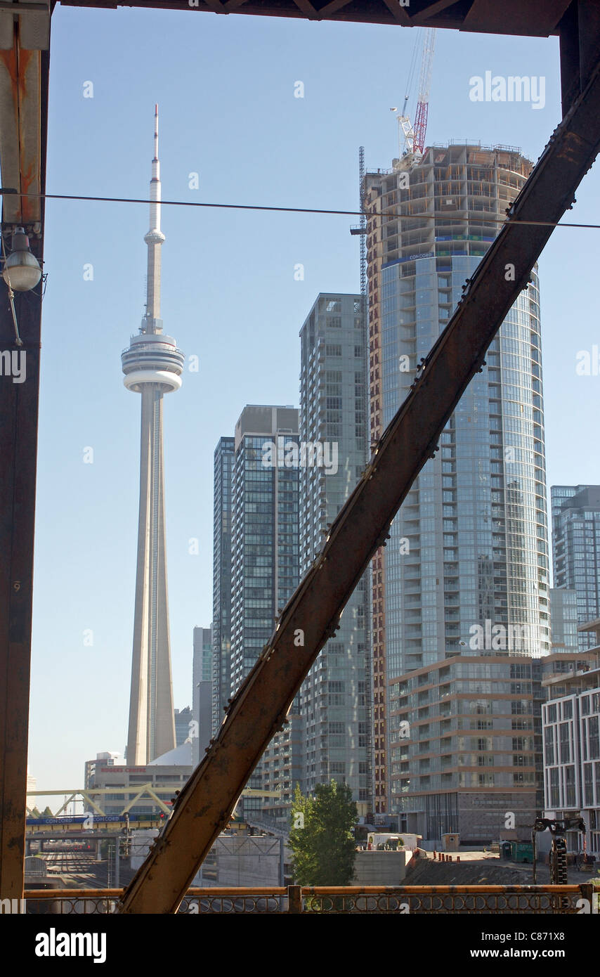 La CN Tower incorniciato attraverso le travi di acciaio di Bathurst Street Bridge nel centro cittadino di Toronto, Ontario, Canada Foto Stock