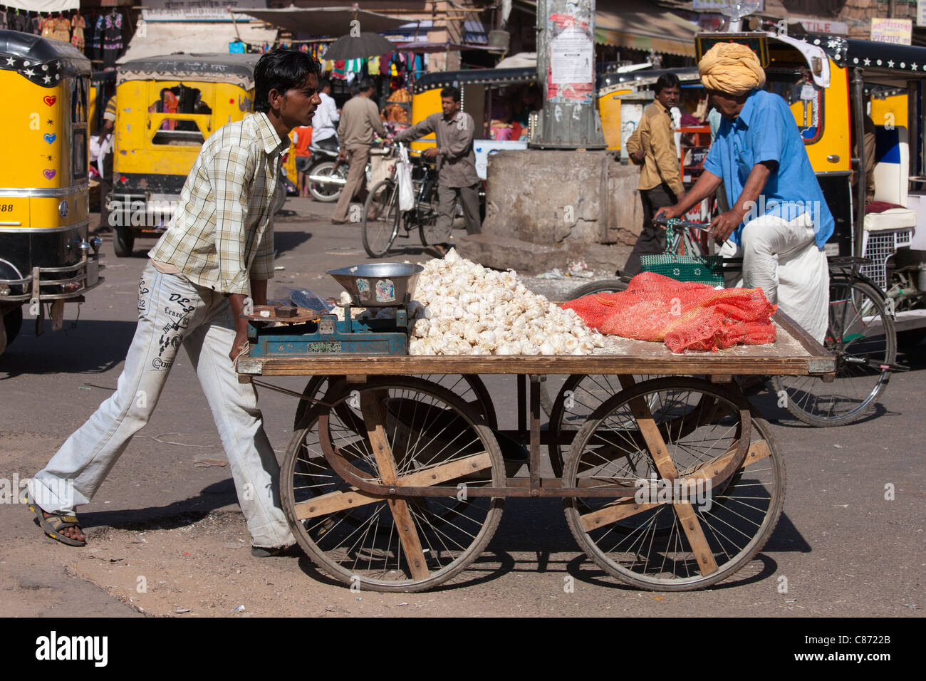 Venditore di aglio in scena di strada a Sardar Mercato a Girdikot, Jodhpur, Rajasthan, India settentrionale Foto Stock
