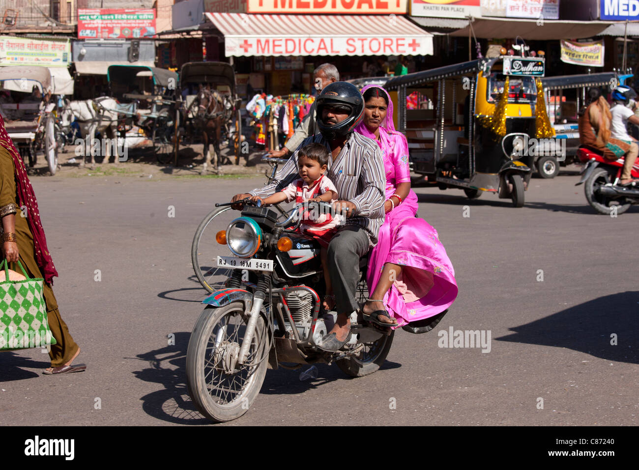Famiglia indiana riding motociclo, scene di strada a Sardar Mercato a Girdikot, Jodhpur, Rajasthan, India settentrionale Foto Stock