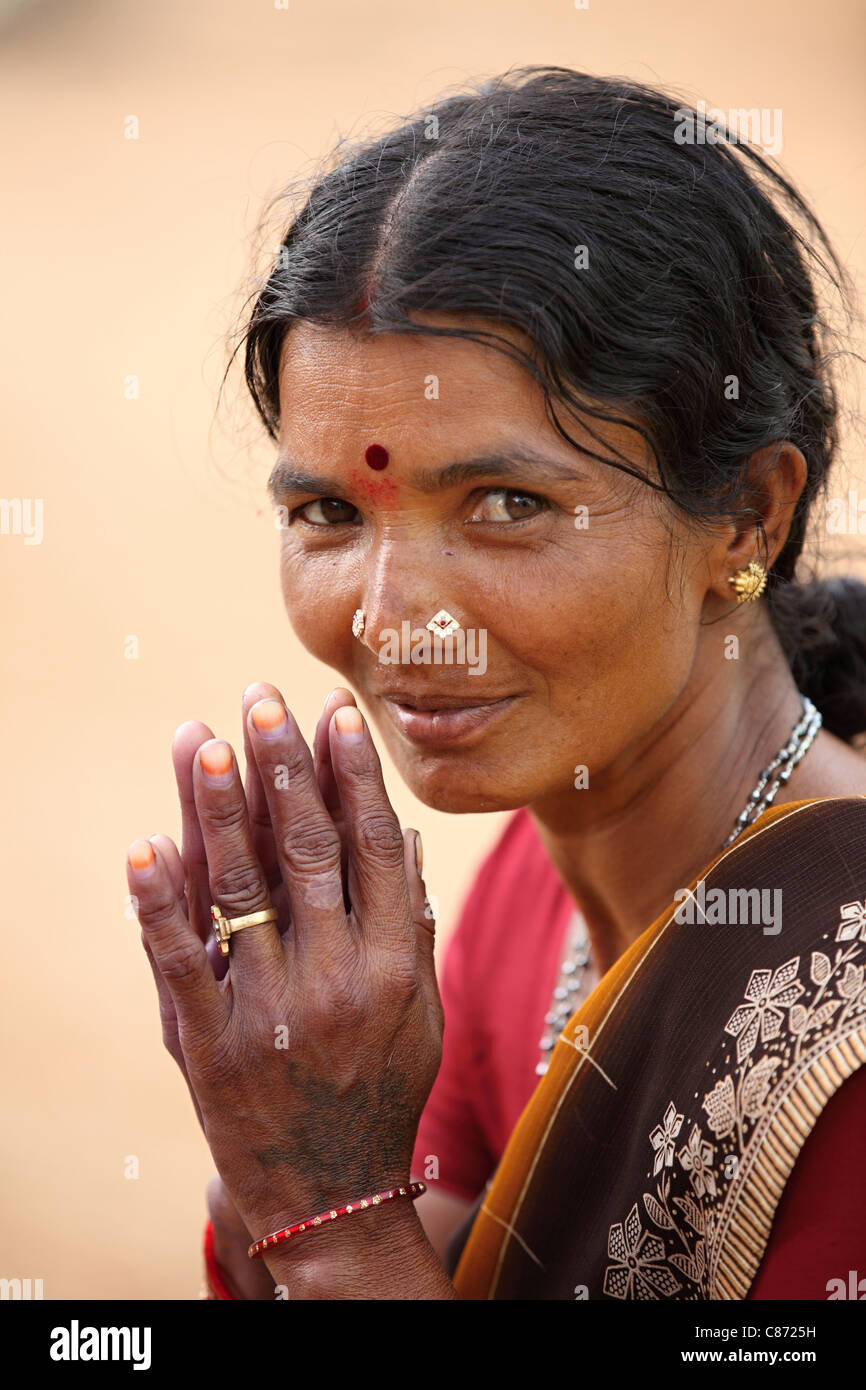 Donna indiana nella preghiera Andhra Pradesh in India del Sud Foto Stock Donna indiana nella preghiera Andhra Pradesh in India del Sud Foto Stock